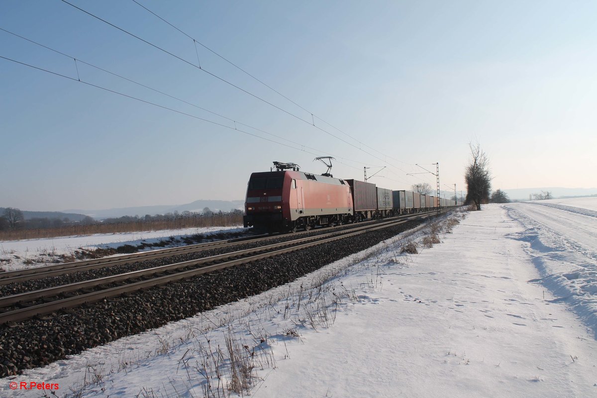 152 013-9 zieht bei Pölling einen Containerzug in Richtung Nürnberg. 26.01.17