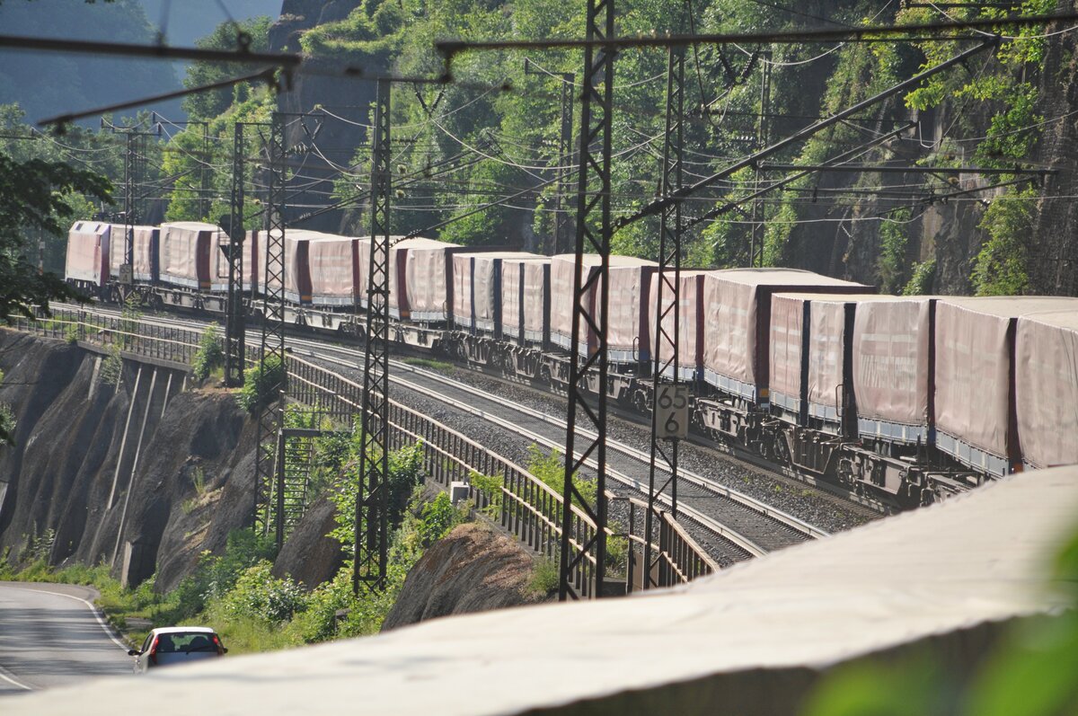 152 021-2 mit Winner Sattelaufliegerzug Foto über den Zug auf der Geislinger Steige am 26.06.2012.