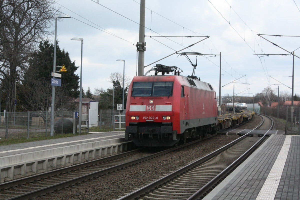 152 022 mit einem G�terzug bei der Durchfahrt im Bahnhof Z�beritz am 19.3.21