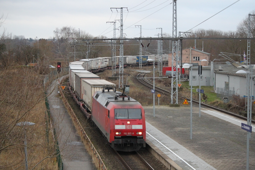 152 037-8 mit KLV-Zug 62949 von Hamburg-Billwerder nach Rostock-Seehafen bei der Durchfahrt in Rostock-Kassebohm.29.12.2017