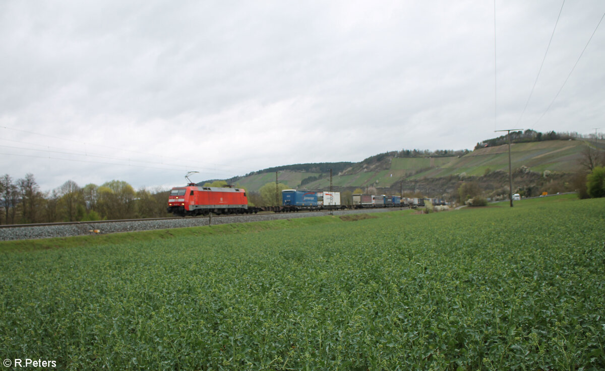 152 037-8 zieht ein Wehselpritschenzug bei Himmelstadt gen Süden. 28.03.24