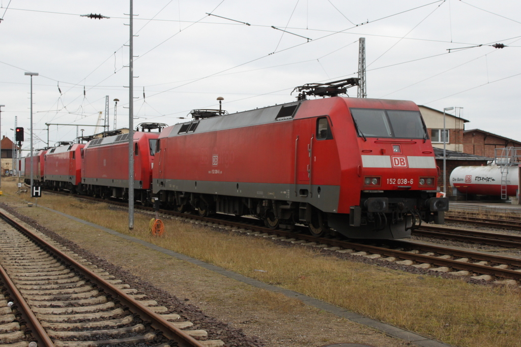 152 038-6 abgestellt im Bahnhof Wismar.06.02.2016