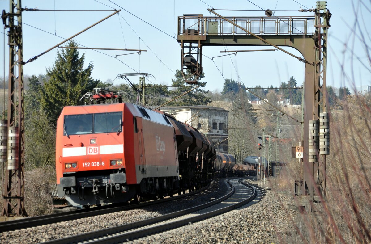 152 038-6 mit einem langen gemischten Güterzug bei der Bundesfestung in Ulm am 12.03.2011.