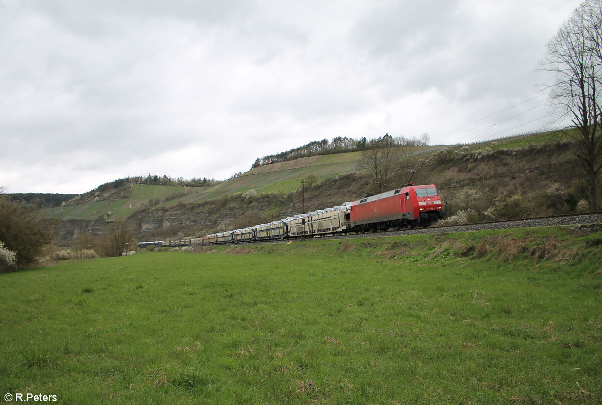 152 044-4 mit einem Autotransportzug bei Himmelstadt gen Süden. 28.03.24