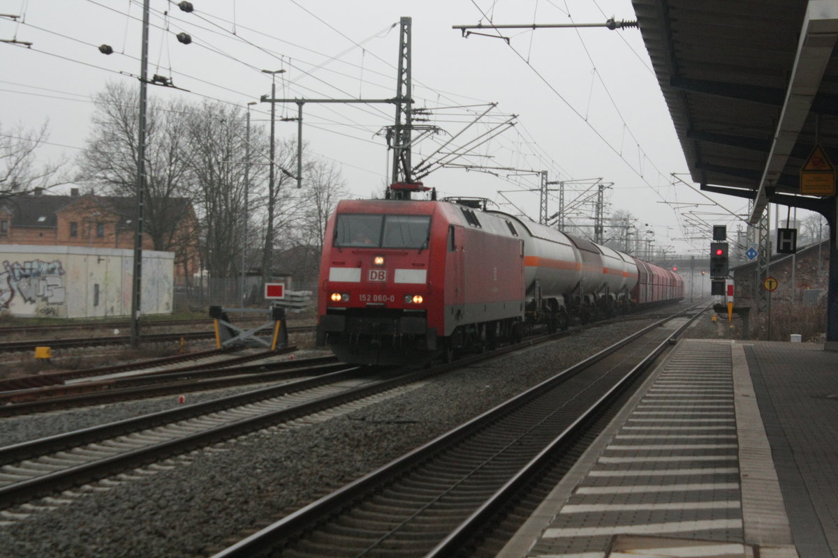 152 060 mit einem G�terzug bei der Durchfahrt im Bahnhof Delitzsch unt Bf amk 4.3.21