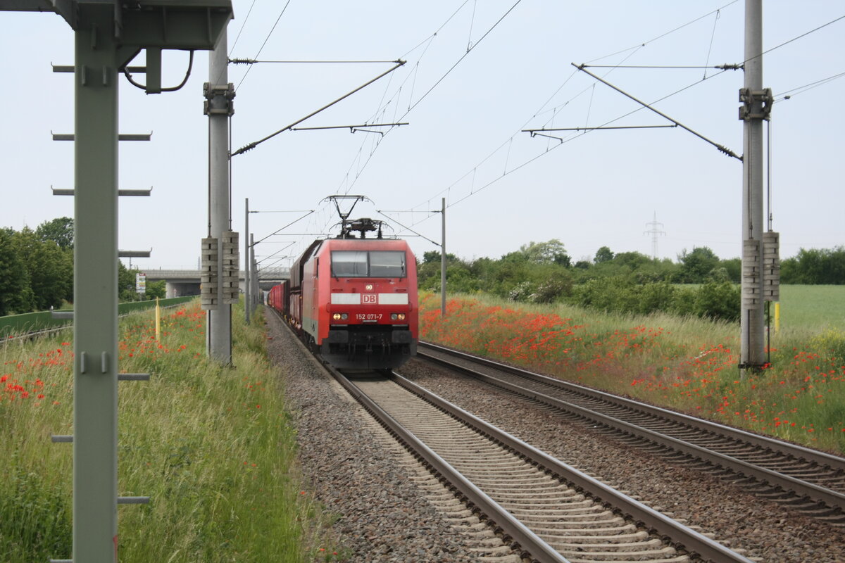152 071 mit einem G�terzug bei der Durchfahrt in Z�beritz am 9.6.21