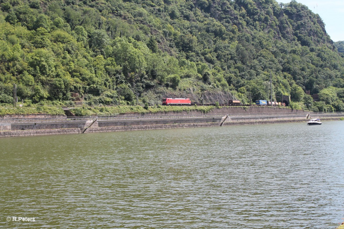 152 074 verlässt den Loreley-Tunnel mit einem Wechselpritschenzug. 18.07.14