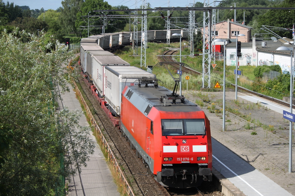 152 076-6 mit KLV-Zug von Hamburg-Billwerder nach Rostock-Seehafen bei der Durchfahrt im Haltepunkt Rostock-Kassebohm.09.07.2017