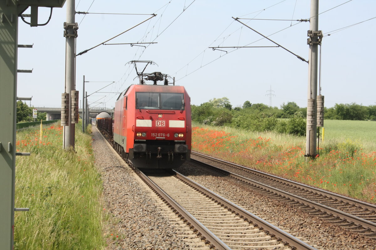 152 076 mit einem G�terzug bei der Durchfahrt in Z�beritz am 9.6.21