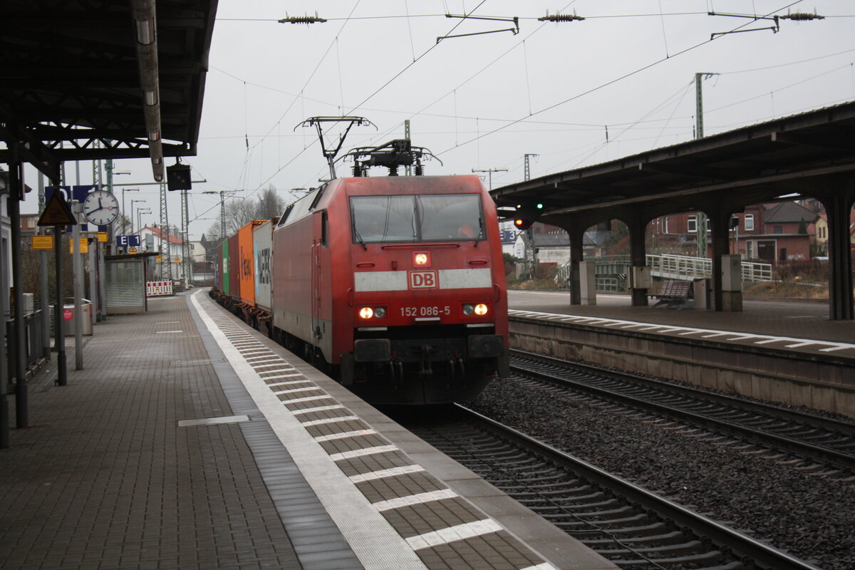 152 086 mit einem Containerzug bei der Durchfahrt im Bahnhof L�neburg am 4.1.22