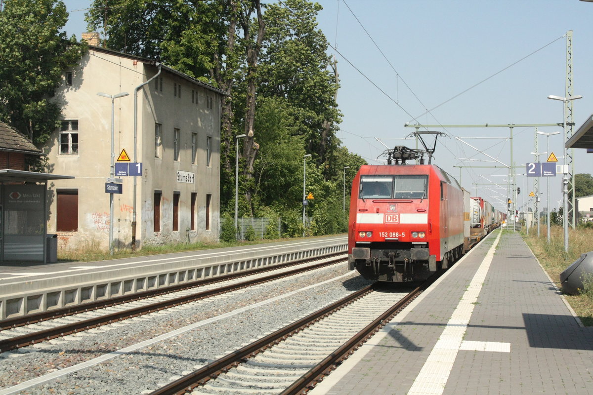 152 088 mit einen G�terzug bei der durchfahrt auf dem Gegengleis im Bahnhof Stumsdorf am 11.8.20