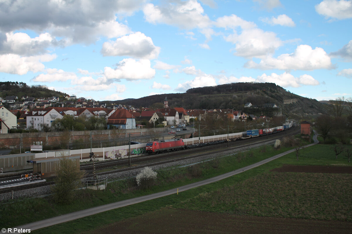 152 092-3 zieht mit einen KLV-Zug durch Retzbach-Zellingen. 28.03.24