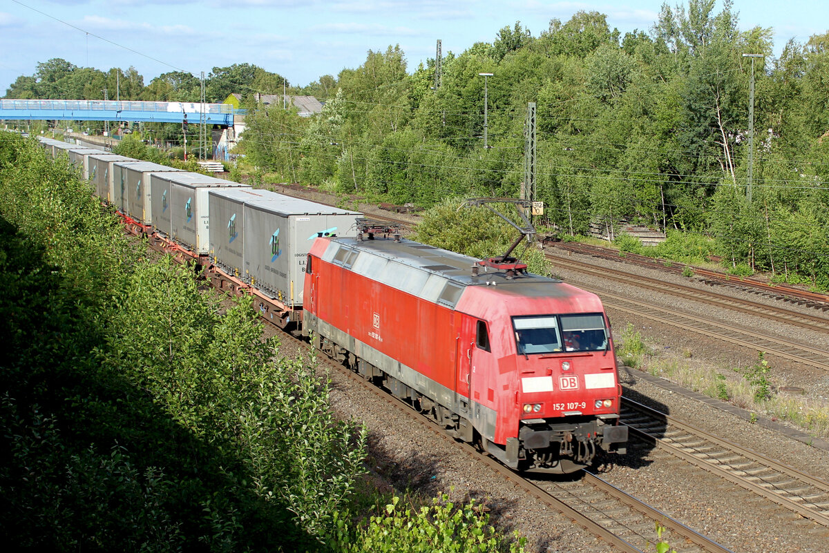 152 107-9 mit einen KLV Zug am Haken. Tostedt, 23.07.2026