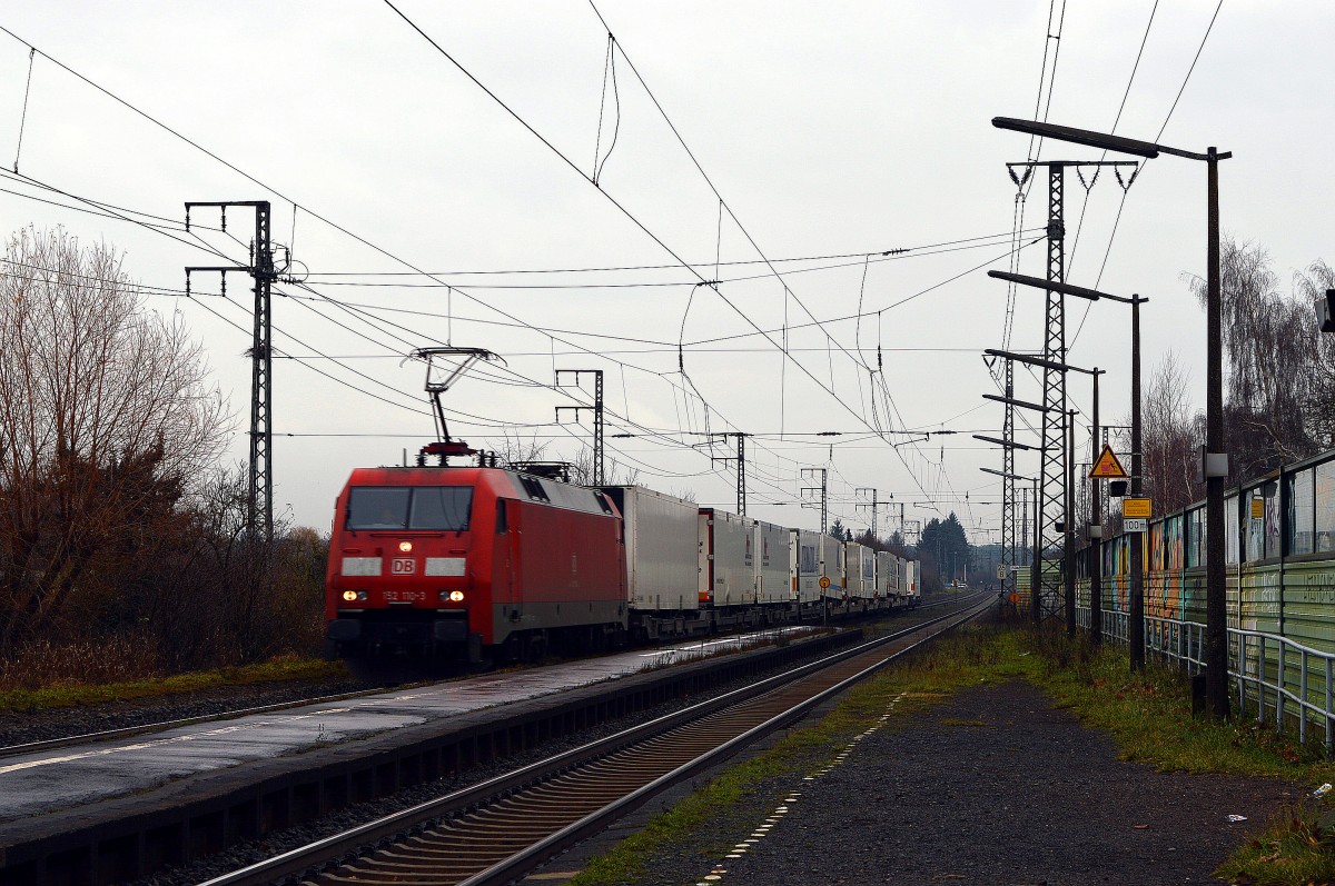 152 110-3 durchf�hrt mit einem G�terzug den Bahnhof Weiterstadt am 13.12.2014