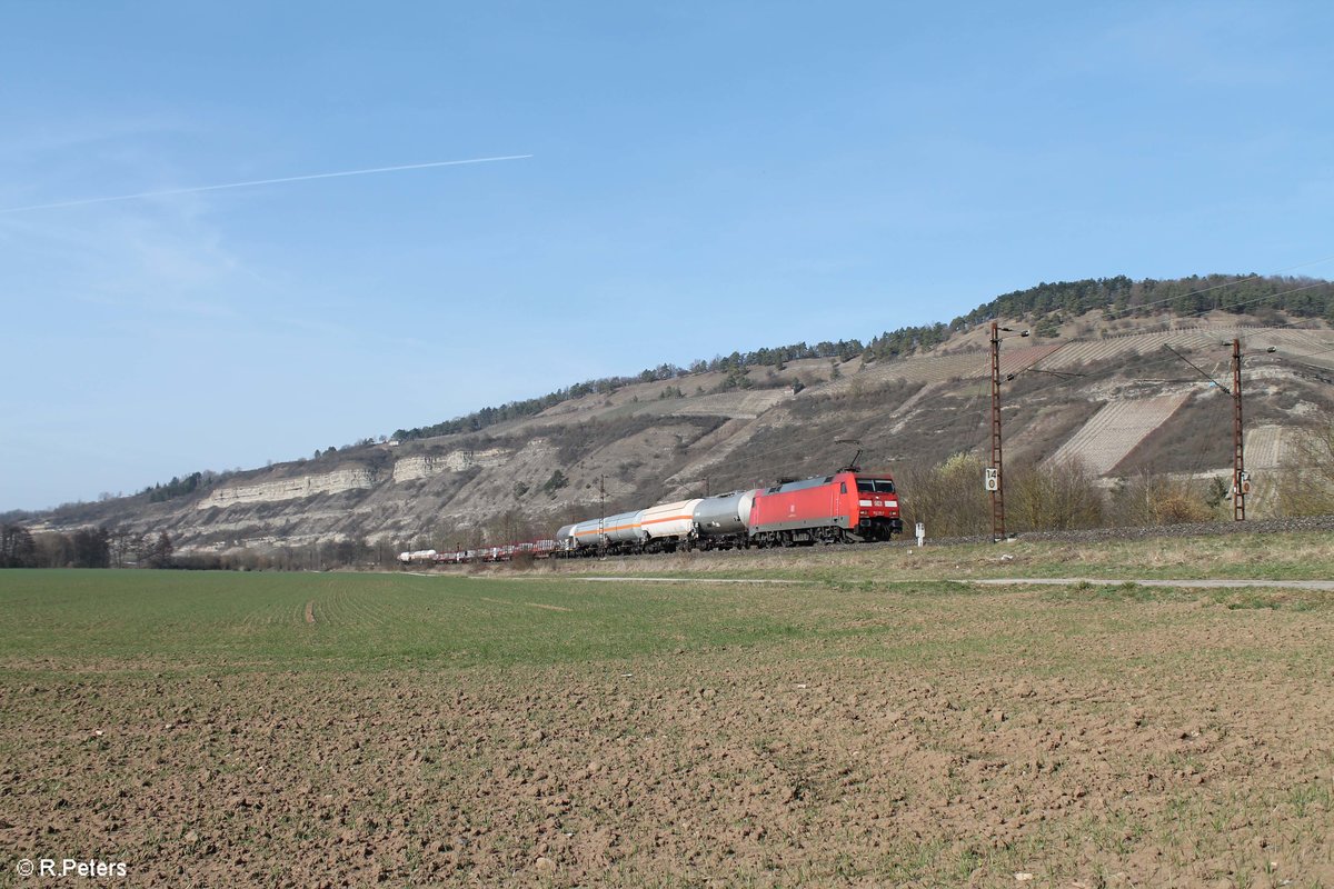 152 111-1 zieht ein gemischten Güterzug bei Thüngersheim. 16.03.17