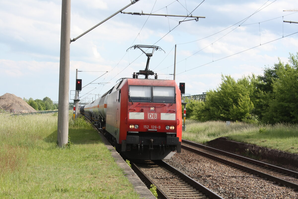 152 126 mit einem G�terzug bei der Durchfahrt am Haltepunkt Leuna Werke S�d am 1.6.22