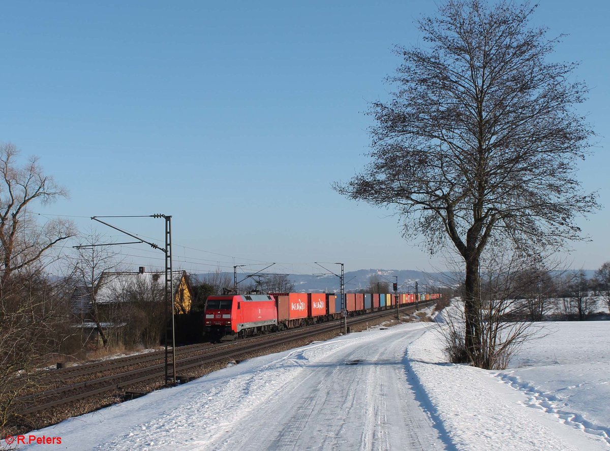 152 128-5 zieht ein Containerzug bei Pölling. 26.01.17