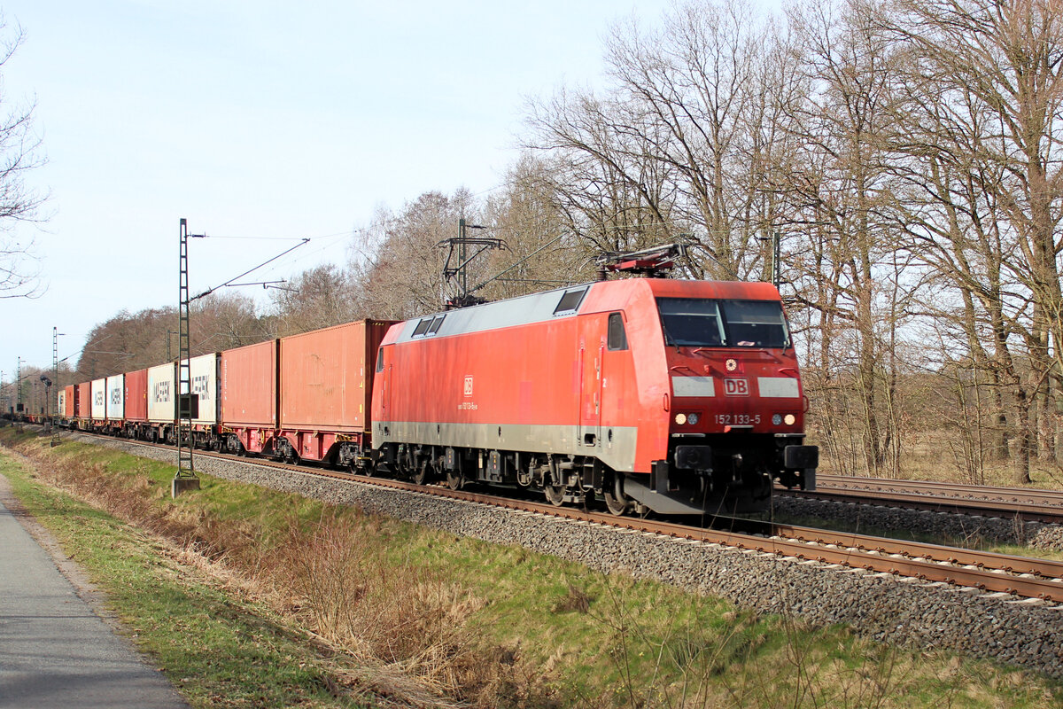 152 133-5 mit Seekisten am Haken, auf den Weg nach Hamburg. Tostedt - Dreihausen, 20.03.2026.