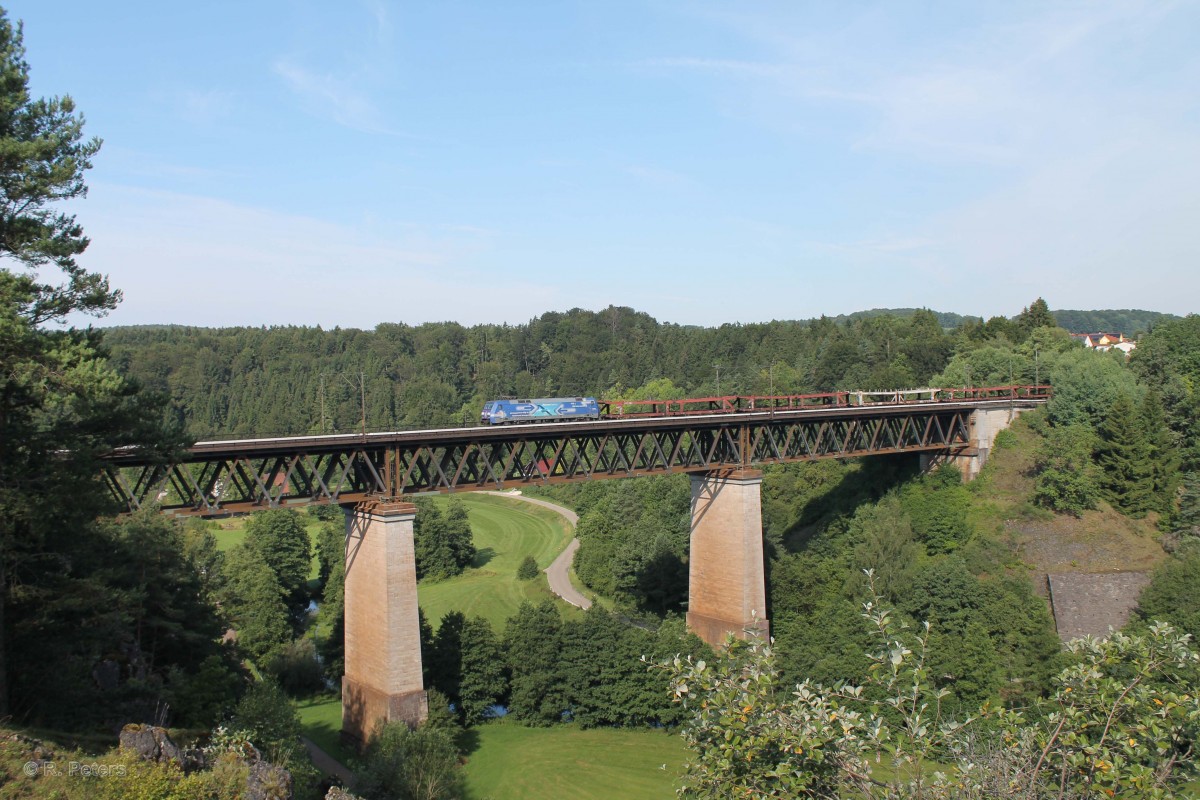 152 134-3 mit einem leer Autozug auf dem Beratzhausener Viadukt in Richtung Regensburg unterwegs. 23.07.14