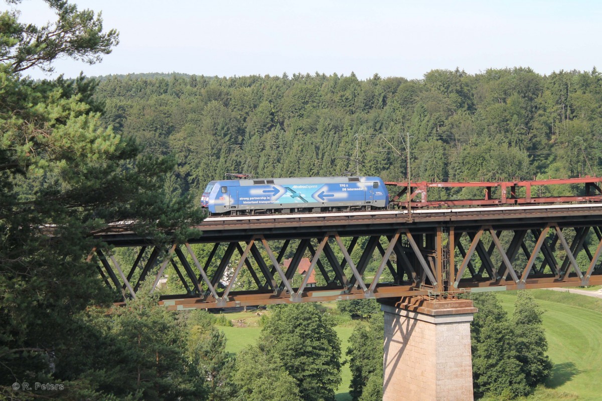 152 134-3 mit einem leer Autozug auf dem Beratzhausener Viadukt in Richtung Regensburg unterwegs. 23.07.14