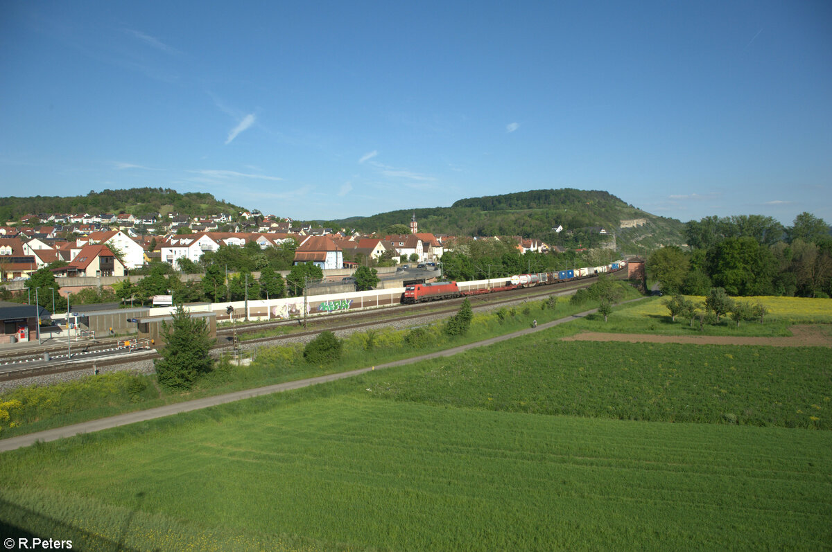 152 148-3 zieht mit einem KLV-Zug durch Retzbach-Zellingen. 11.05.24