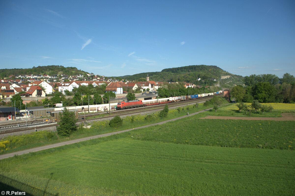 152 148-3 zieht mit einem KLV-Zug durch Retzbach-Zellingen. 11.05.24