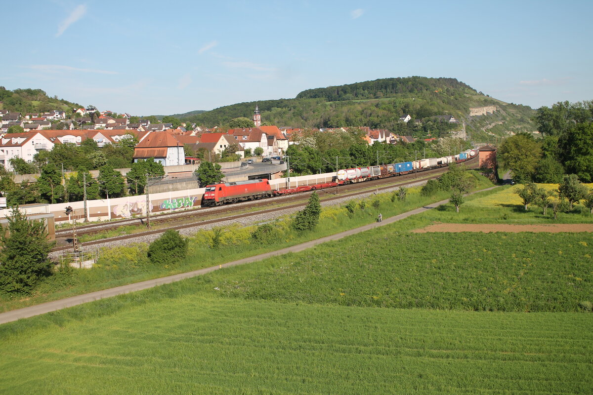 152 148-3 zieht mit einem KLV-Zug durch Retzbach-Zellingen. 11.05.24