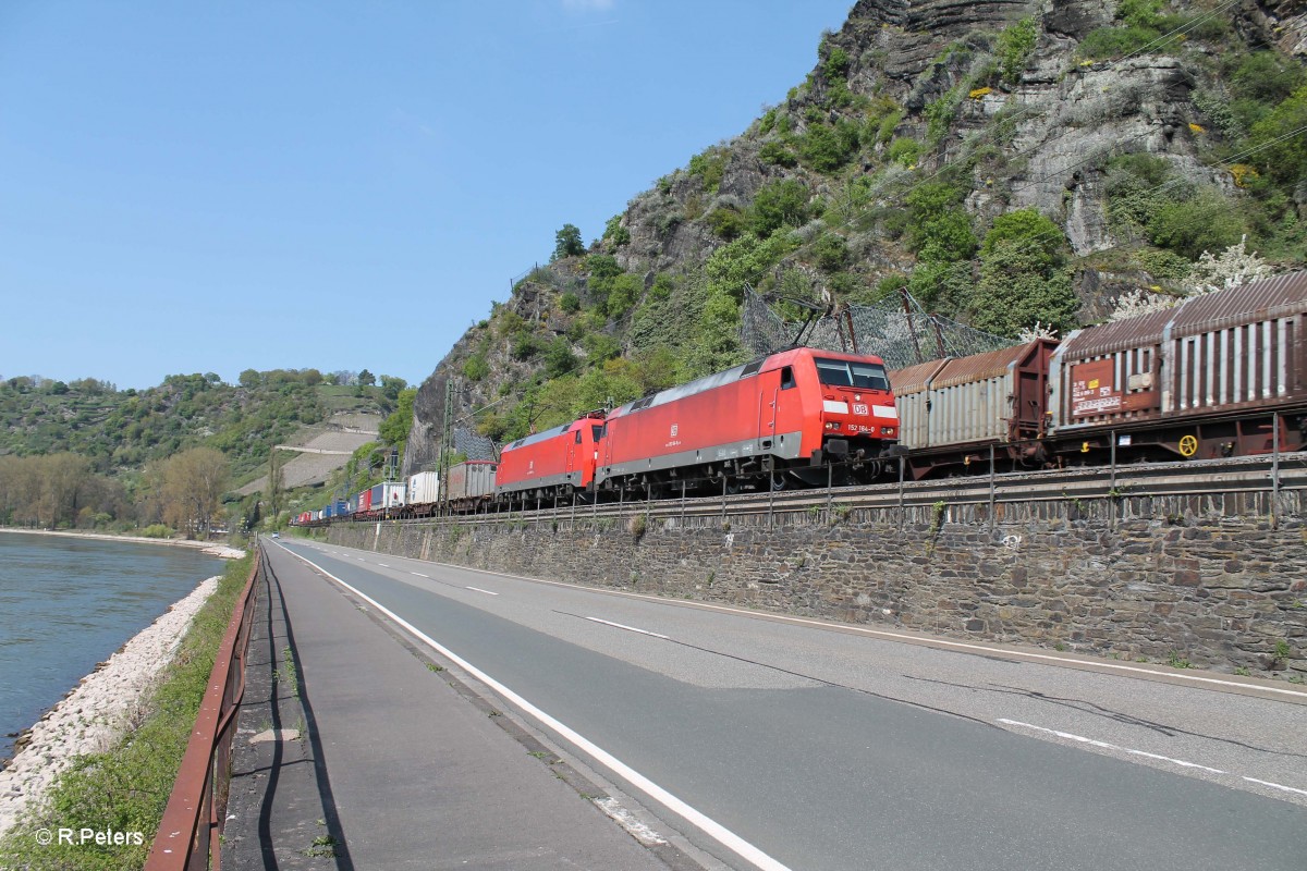 152 164-0 und 108 mit einem Wechselpritschenzug kurz hinter der Loreley. 22.04.15