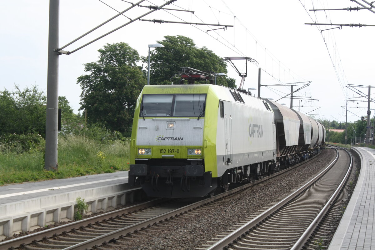 152 197 von Captrain mit einem G�terzug bei der Durchfahrt in Z�beritz am 9.6.21