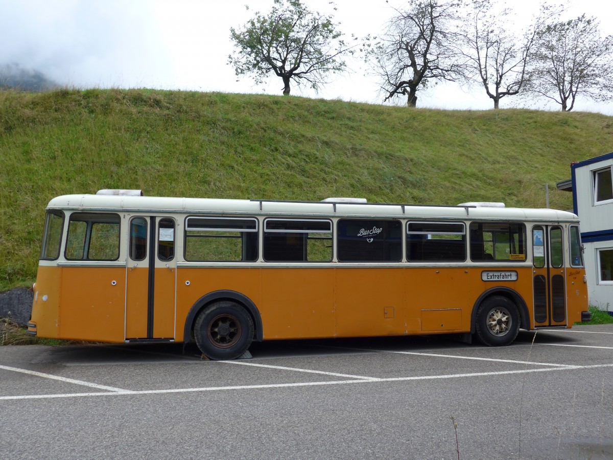 (153'555) - Bus Stop, Grindelwald - Nr. 5 - FBW/R&J (ex Schuler, Orpund; ex Tramverein, Bern; ex Meier, Studen; ex Sch�r, Aegerten; ex ABM Meinsiberg Nr. 5; ex ABM Meinisberg Nr. 1) am 3. August 2014 in Grindelwald, Grund