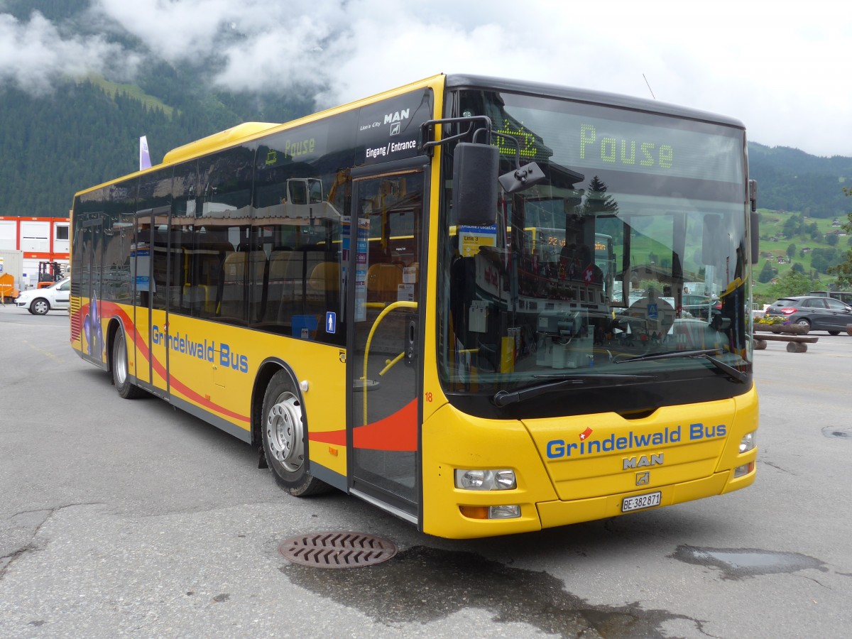 (153'595) - AVG Grindelwald - Nr. 18/BE 382'871 - MAN/G�ppel am 3. August 2014 beim Bahnhof Grindelwald