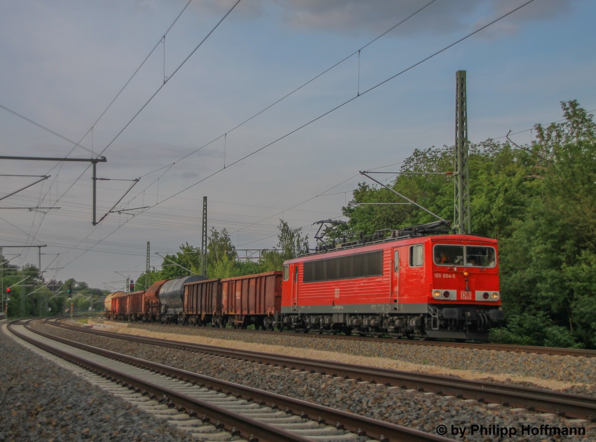 155 004-5 kam am Abend des 22.05.2015 mit einem kurzem gemischtem Güterzug bei Leipzig Connewitz ums Eck, weiter ging es für sie in Richtung Böhlen.