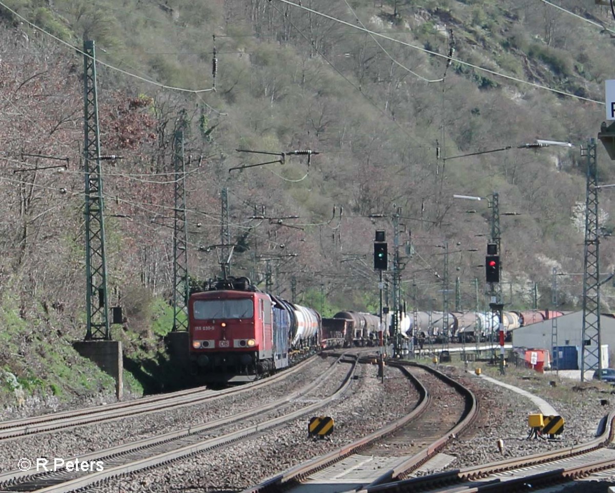 155 030-0 mit einem langen gemischten Güterzug bei der Einfahrt in Kaub. 20.03.14