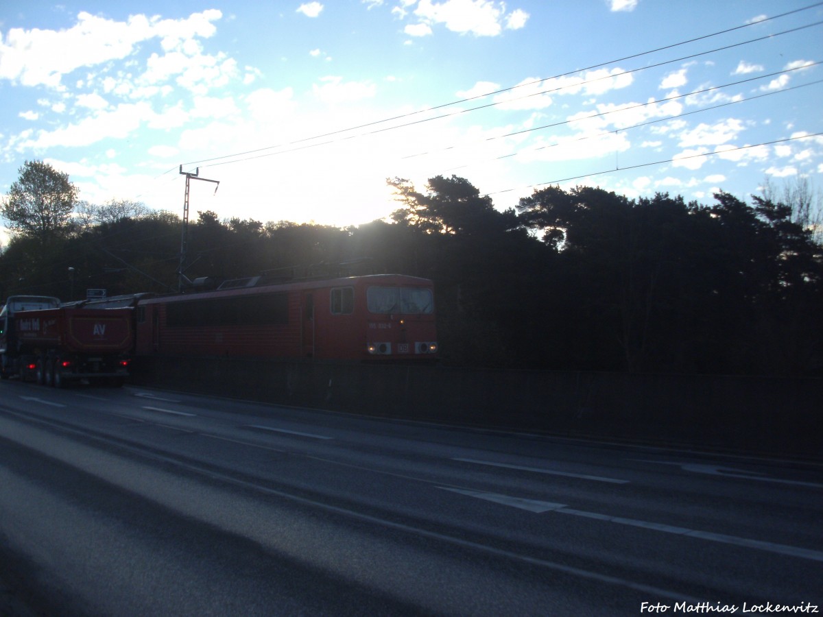 155 032-6 mit einem G�terz�g kurz vor dem Bahnhof Stralsund R�gendamm am 16.4.14