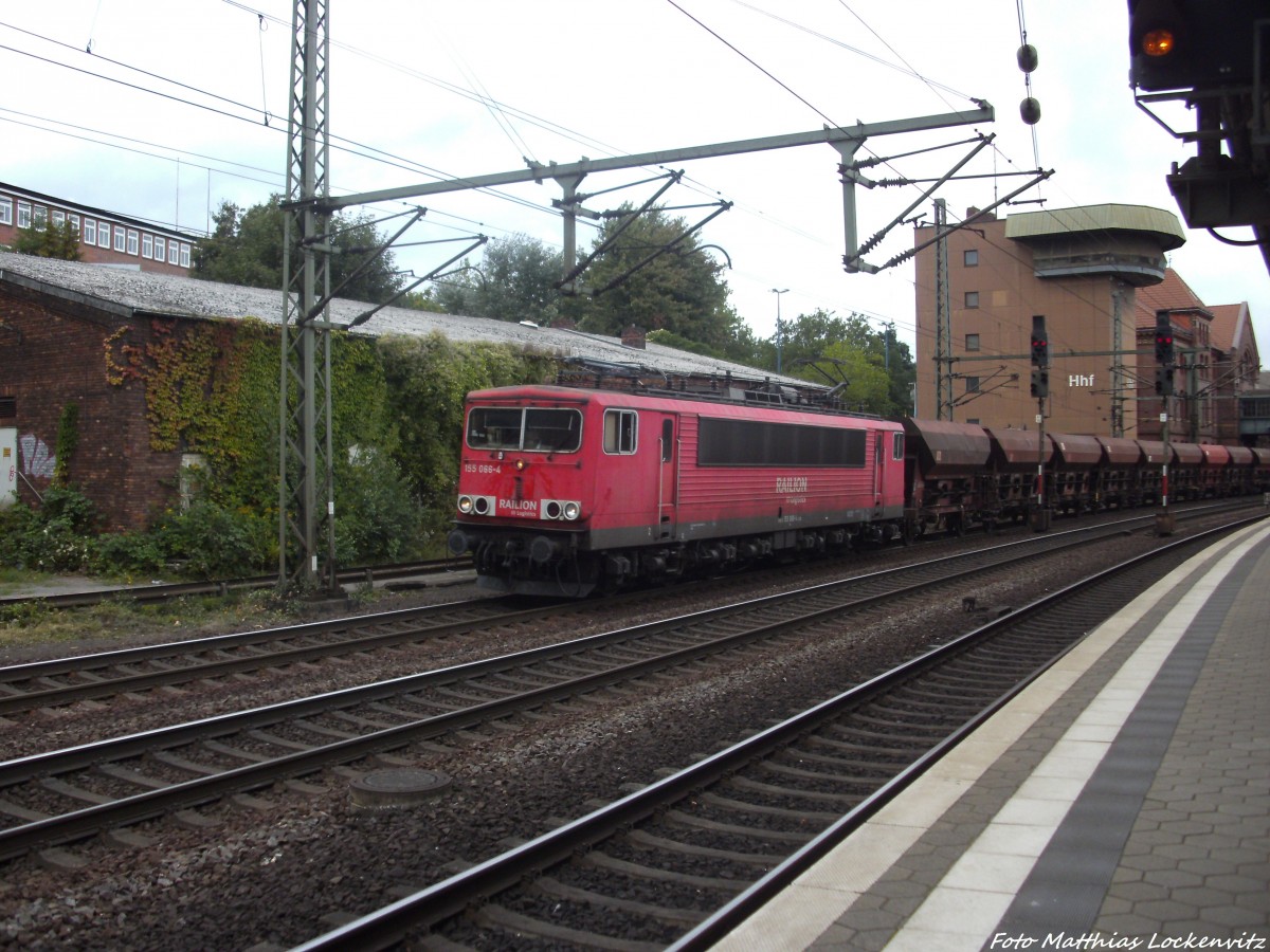 155 066-4 mit einem G�terzug bei der Durchfahrt in Hamburg Harburg am 31.8.13