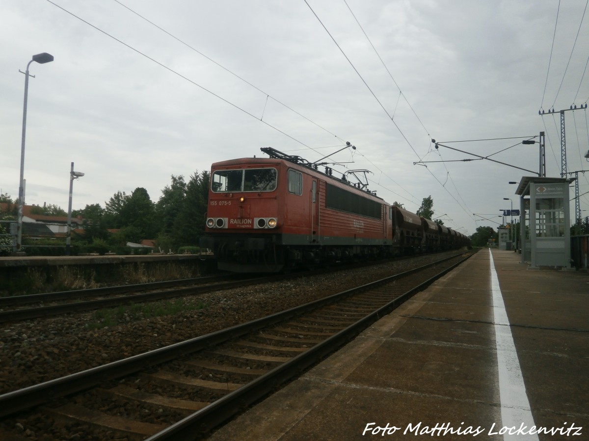 155 075 mit einem Sch�ttgutzug bei der durchfahrt des Bahnhofs Halle-Rosengarten am 8.6.15