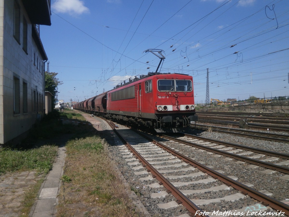 155 107 mit einem g�terzug kurz vor dem Hallenser Hbf am 15.5.15