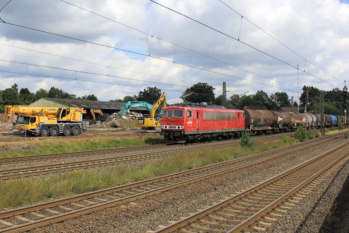 155 123-3 kommt mit Kesselwagen am 21.08.2026 durch Tostedt. Im Hintergrund sind die Aufr�umarbeiten des abgerissenen Getriedesilos zu sehen. 