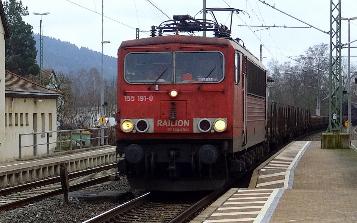 155-191 durchfährt mit einem Güterzug den Bahnhof Kronach.
Aufgenommen im Dezember 2013.
