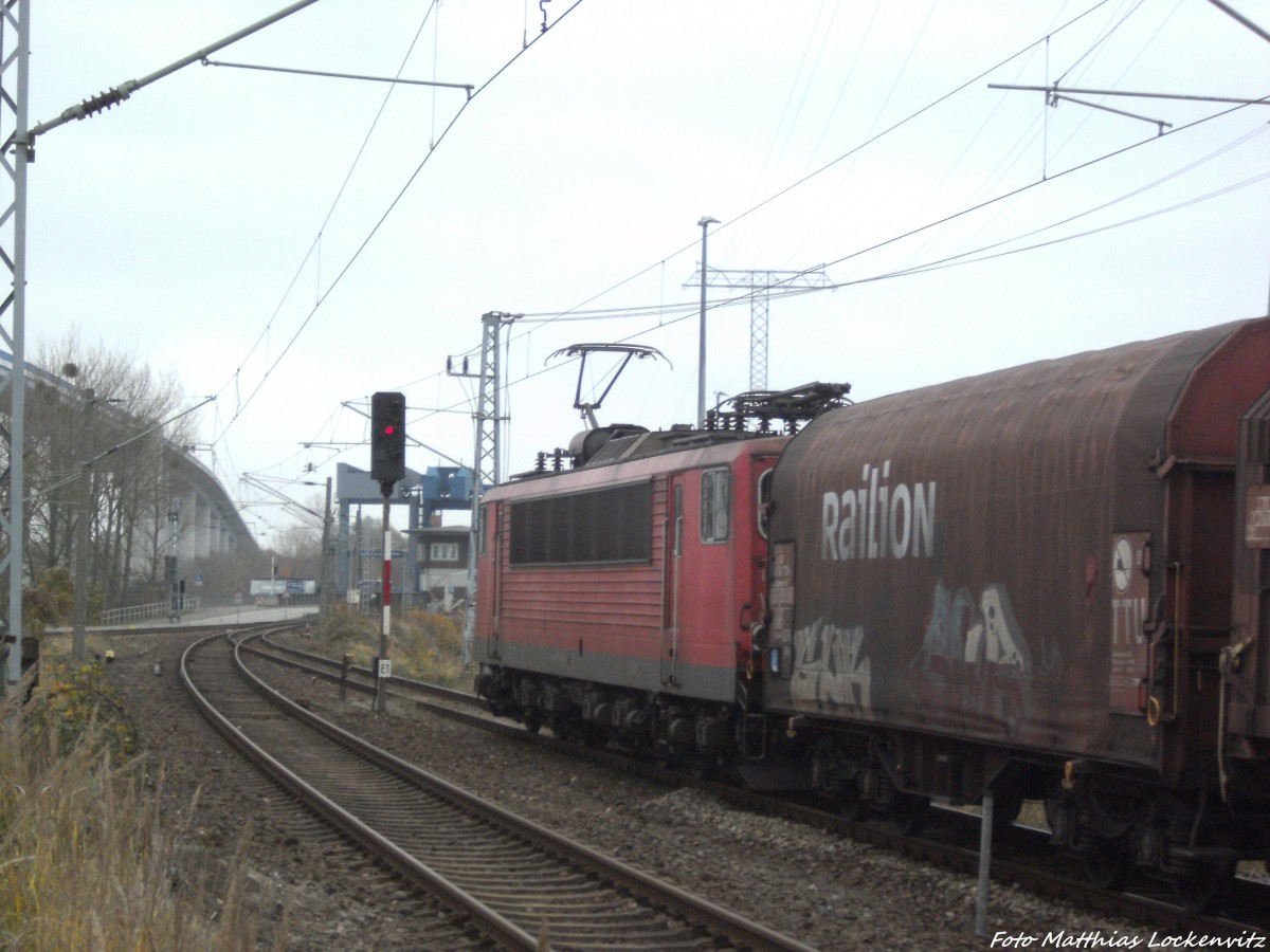 155 248-8 mit einem G�terzug beim Zwischenhalt im Bahnhof Stralsund R�gendamm am 18.11.13