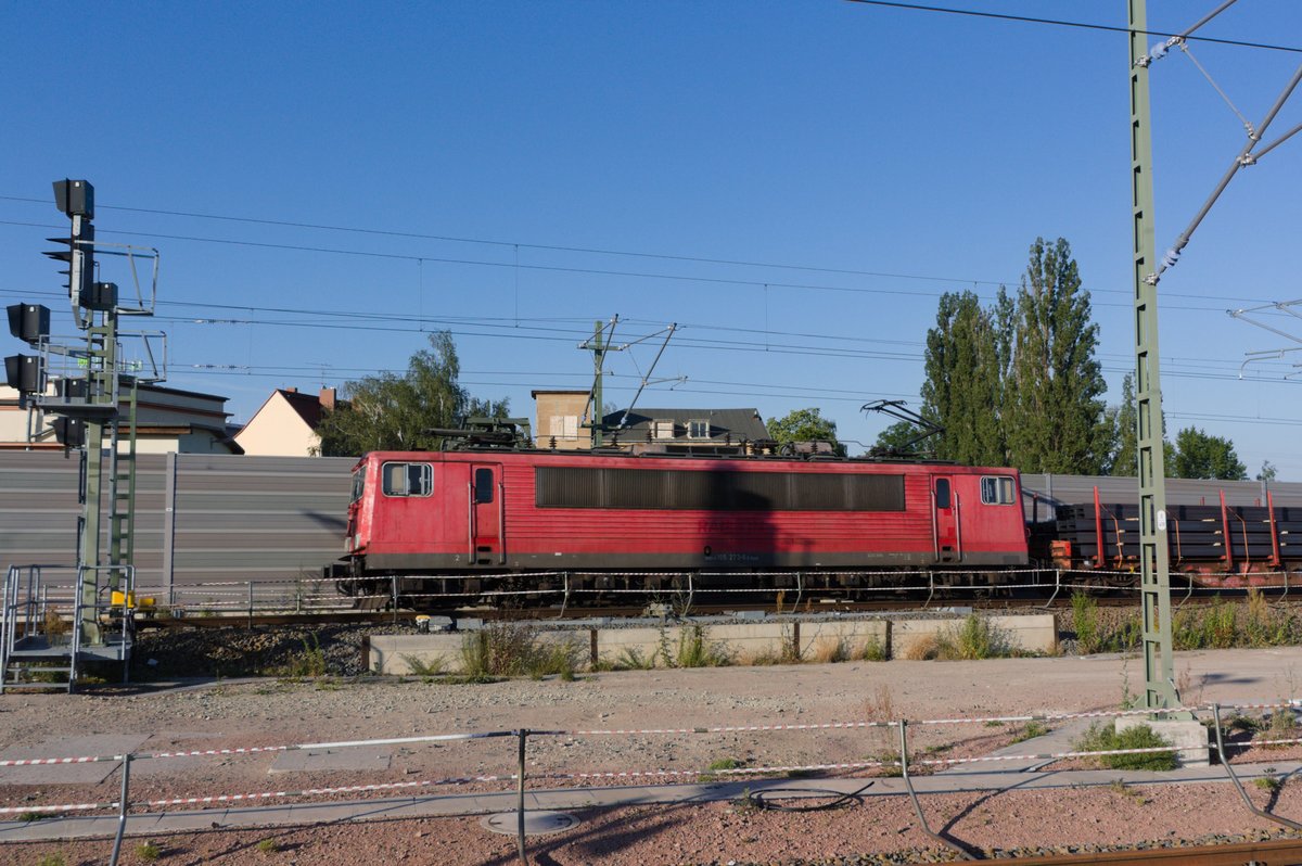 155 273 von Railpool bei der durchfahrt mit einen G�terzug am Bahnhof Halle (Saale) Hbf am 28.6.19