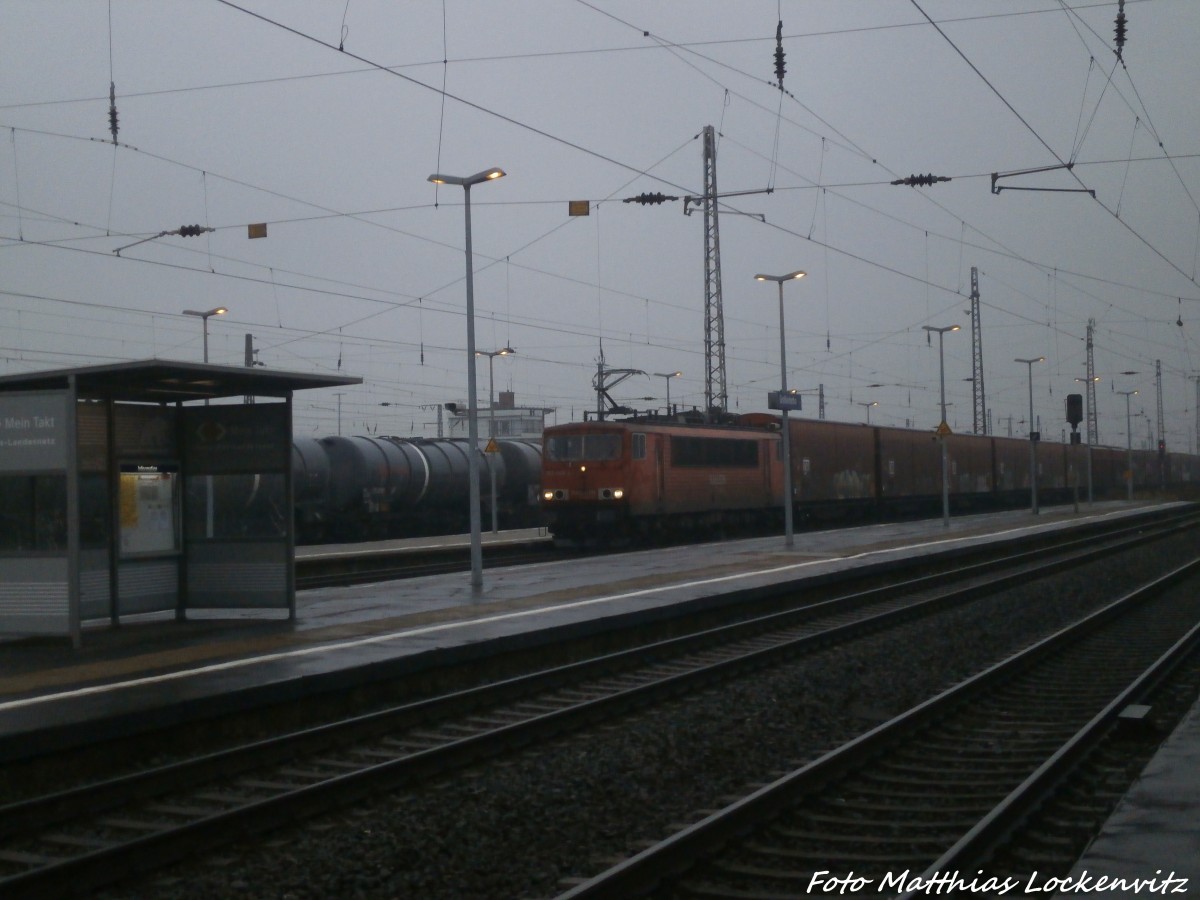 155 XXX durchf�hrt mit einem G�terzu den Bahnhof Gro�korbetha am 22.1.15