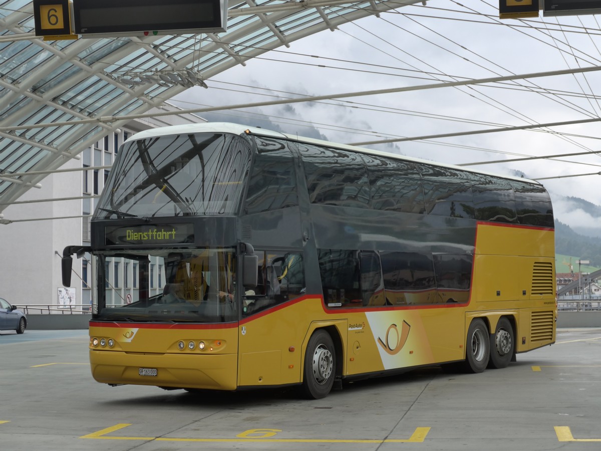 (155'150) - PostAuto Graub�nden - GR 163'000 - Neoplan am 13. September 2014 in Chur, Postautostation