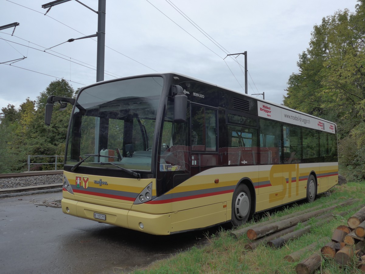 (155'725) - STI Thun - Nr. 5/BE 102'205 - Van Hool (ex Moser, Teuffenthal; ex Burri, Teuffenthal) am 13. Oktober 2014 beim Bahnhof Wimmis