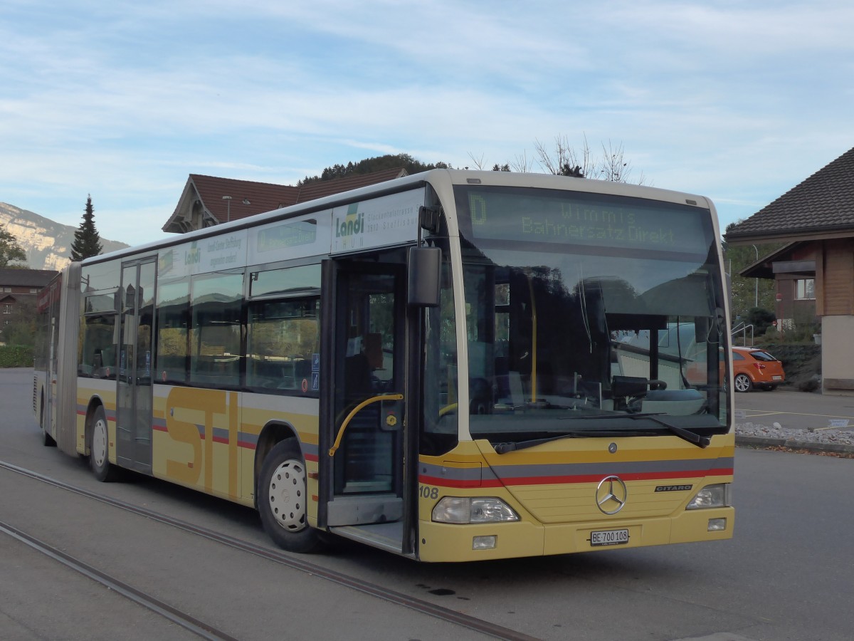 (155'892) - STI Thun - Nr. 108/BE 700'108 - Mercedes am 19. Oktober 2014 beim Bahnhof Wimmis
