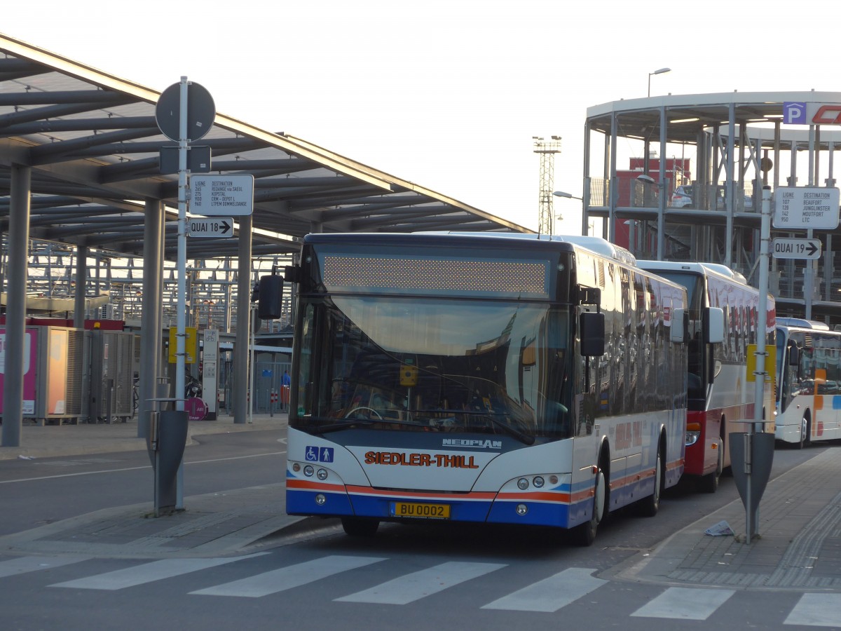 (157'403) - Siedler-Thill, T�tange - BU 0002 - Neoplan am 22. November 2014 beim Bahnhof Luxembourg