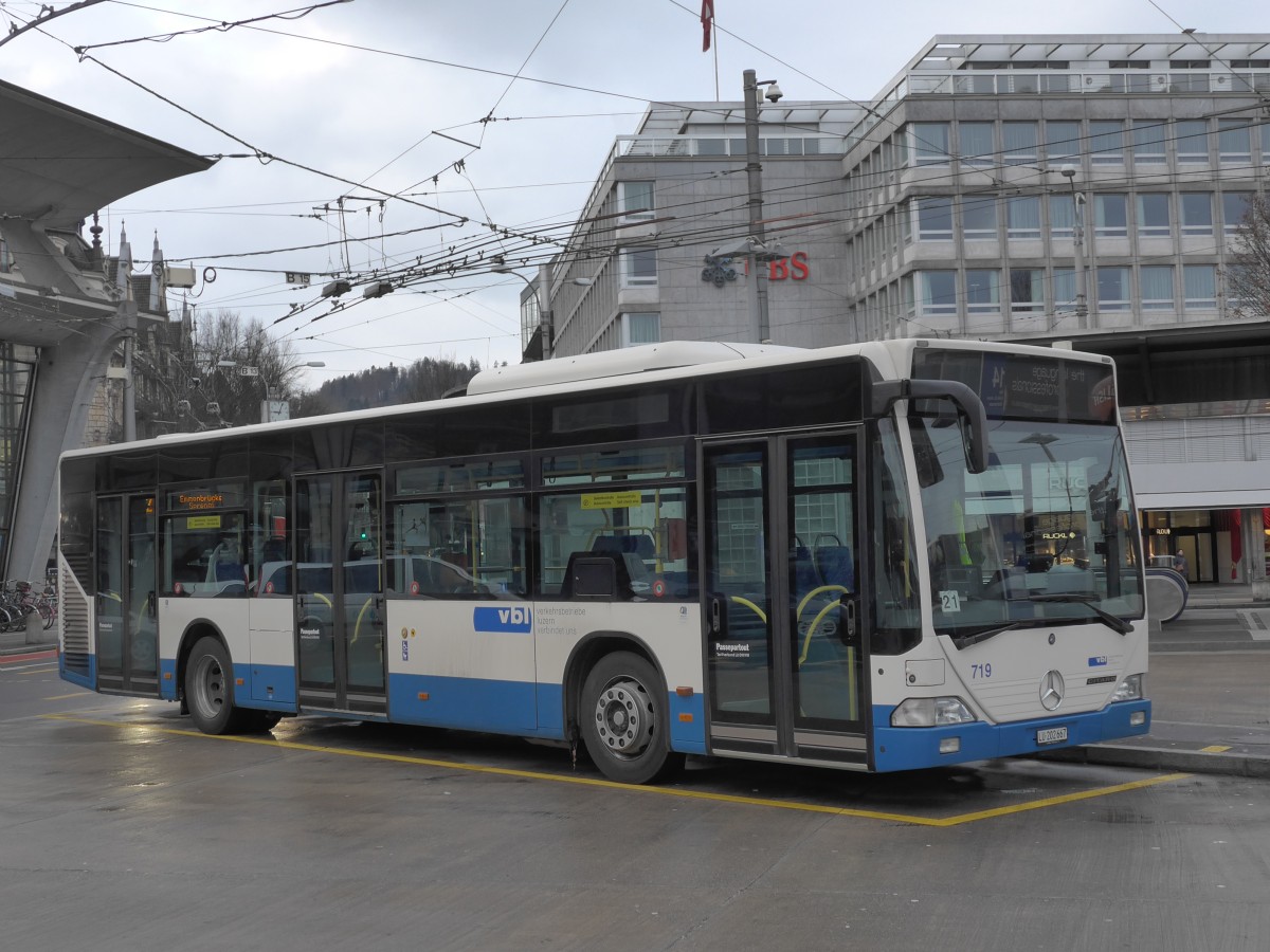 (157'919) - VBL Luzern - Nr. 719/LU 202'667 - Mercedes (ex Heggli, Kriens Nr. 719) am 26. Dezember 2014 beim Bahnhof Luzern