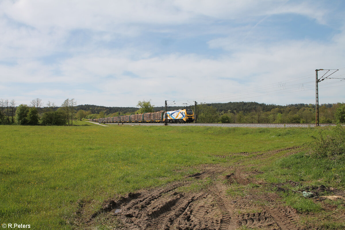 159 231-9  Zelos  mit einem Holzzug nach Hängersberg bei Pölling. 28.04.24