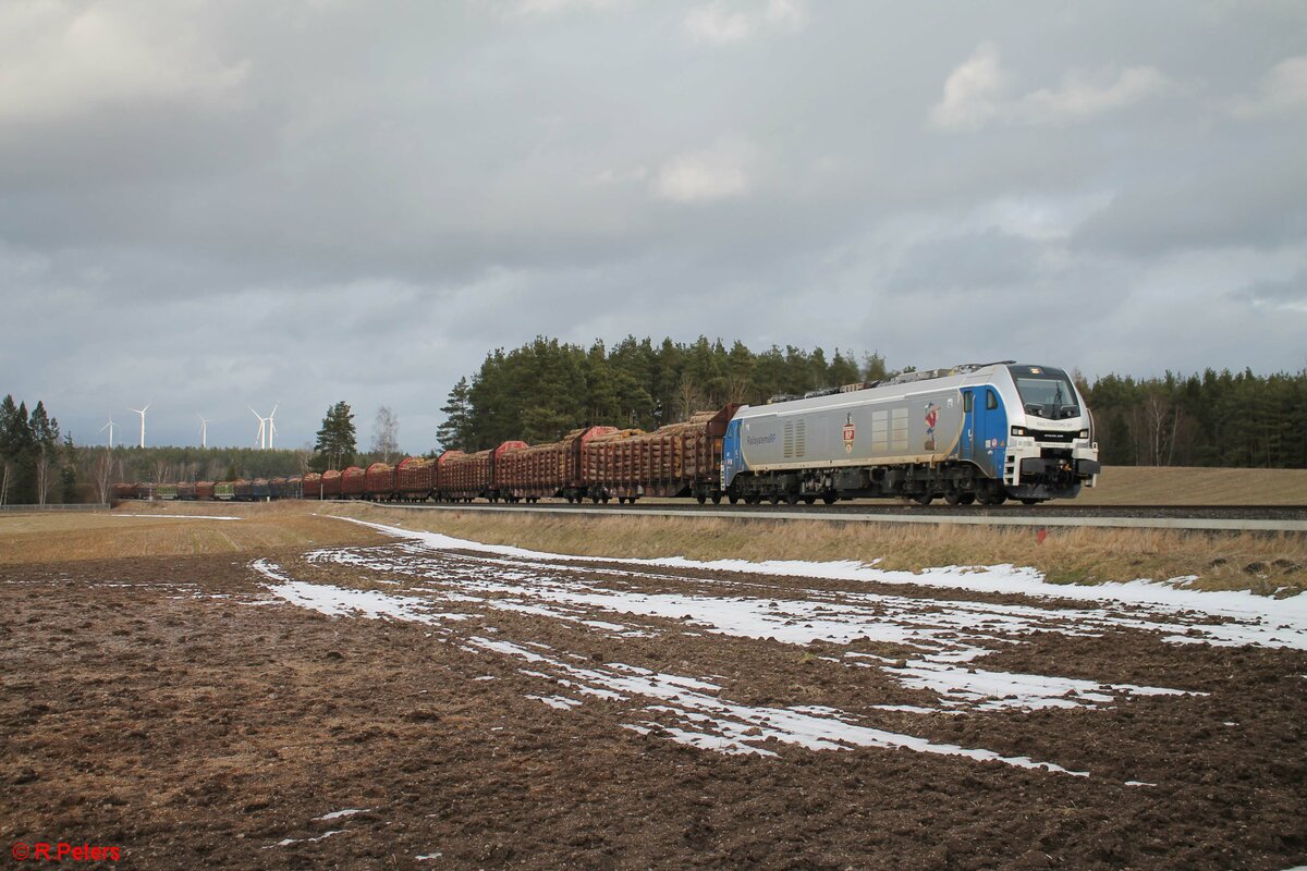 159 234 von RP mit einem Voll-Holzzug von Reichenbach nach kaufering bei Marktleuthen gen Süden. 05.02.22