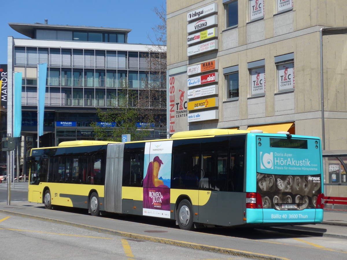 (159'947) - STI Thun - Nr. 142/BE 801'142 - MAN am 22. April 2015 beim Bahnhof Thun